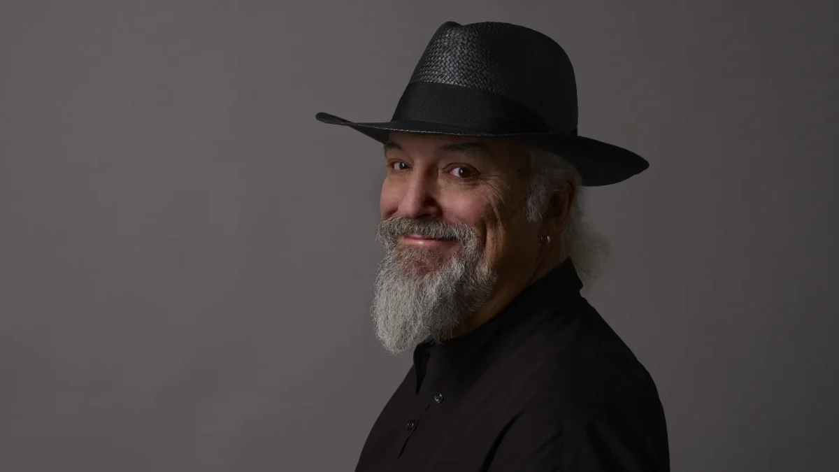 Eugenio Finardi in un ritratto con cappello nero