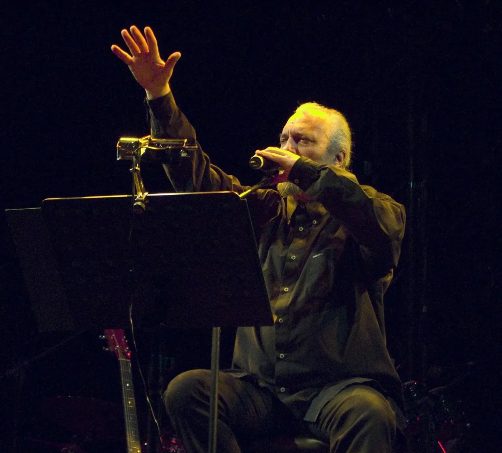 Eugenio Finardi canta dal vivo durante un concerto