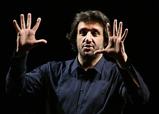 Flavio Insinna in una fotografia del 2008