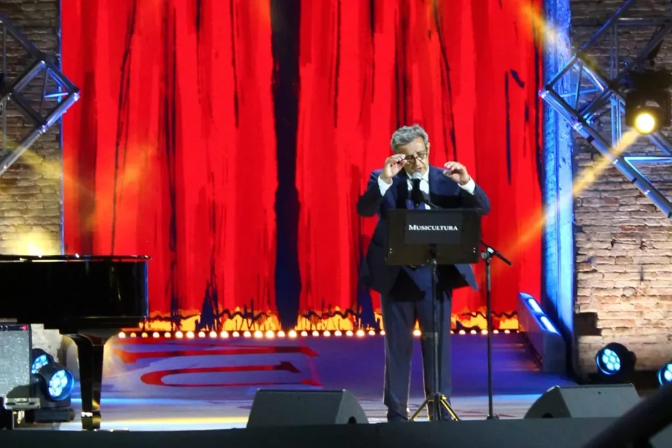 Flavio Insinna durante un evento di Musicultura a Macerata nel 2023. Foto: MCMCM,C12345, Wikimedia Commons, CC BY SA 4.0.