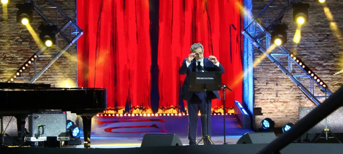 Flavio Insinna durante un evento di Musicultura a Macerata nel 2023