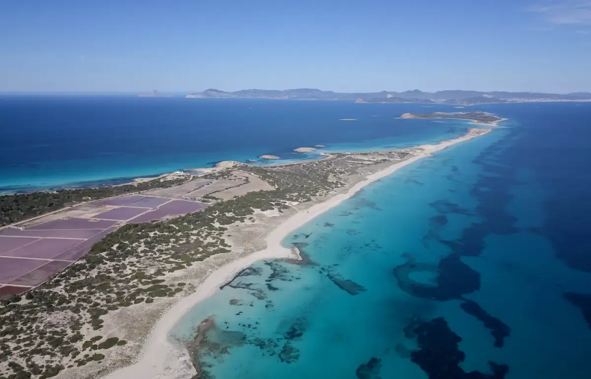 Il paesaggio di Formentera, luogo della vacanza citata nell’annuncio social