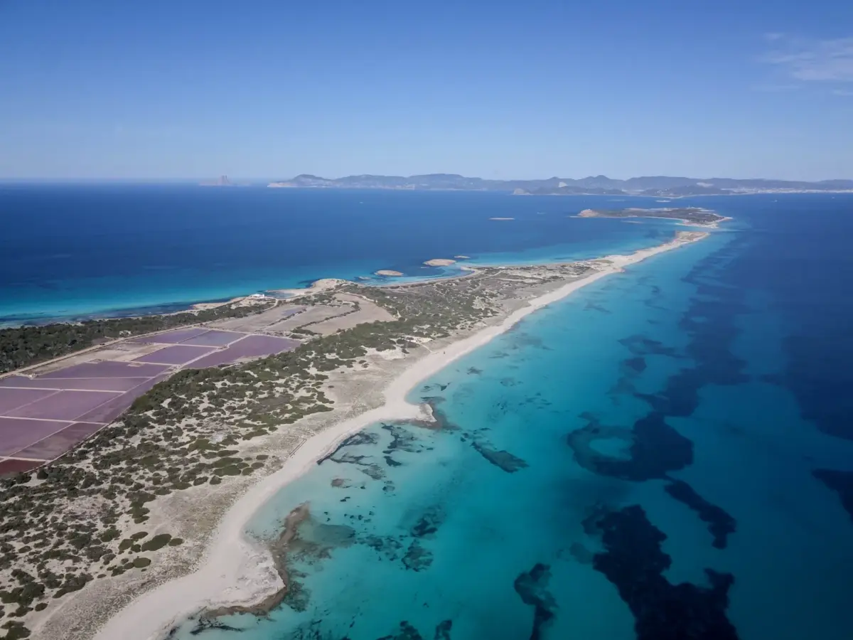 Il parco naturale tra Formentera e Ibiza visto dall'alto