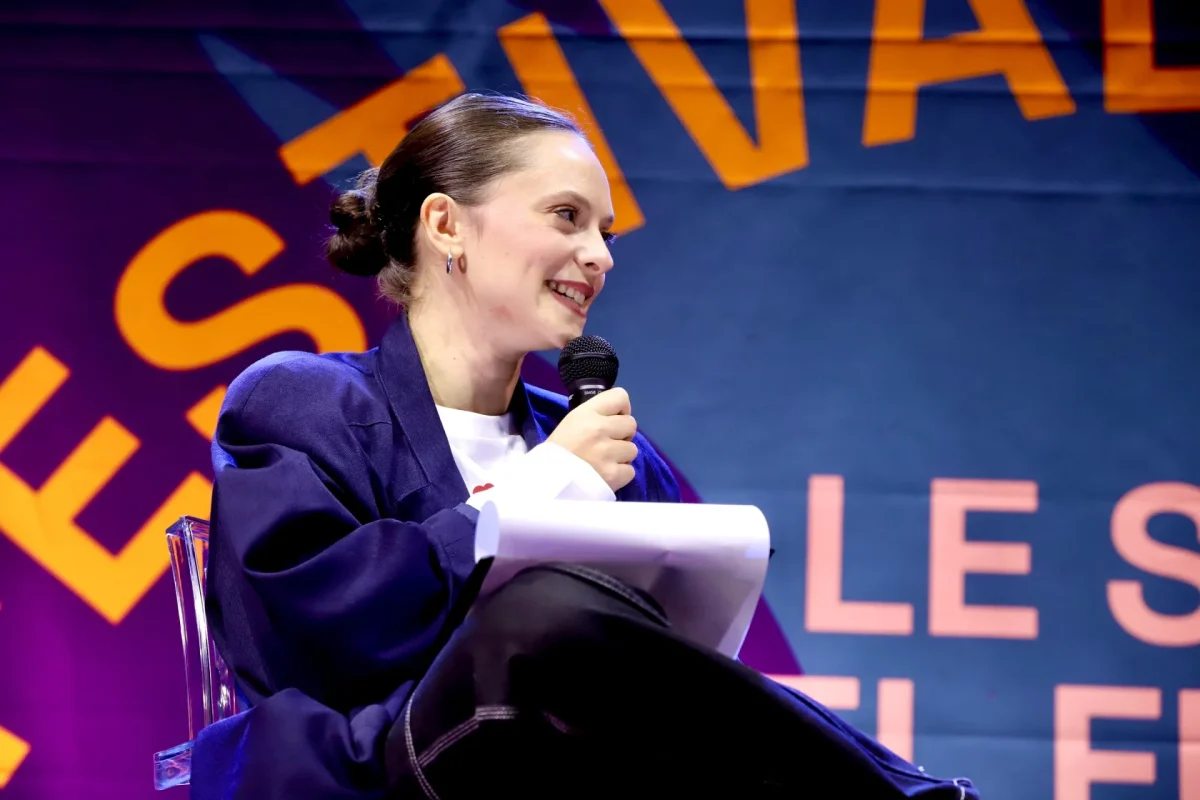 Francesca Michielin con microfono durante un incontro pubblico