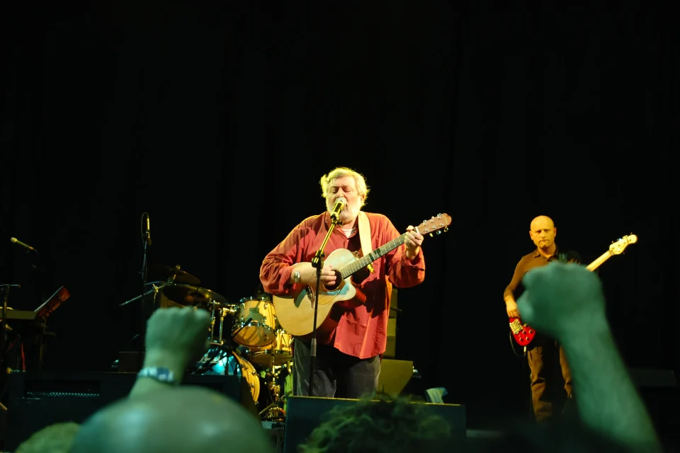 Francesco Guccini in concerto al Palabanca di Piacenza. Foto: Zuffe, Wikimedia Commons, CC BY SA 3.0.