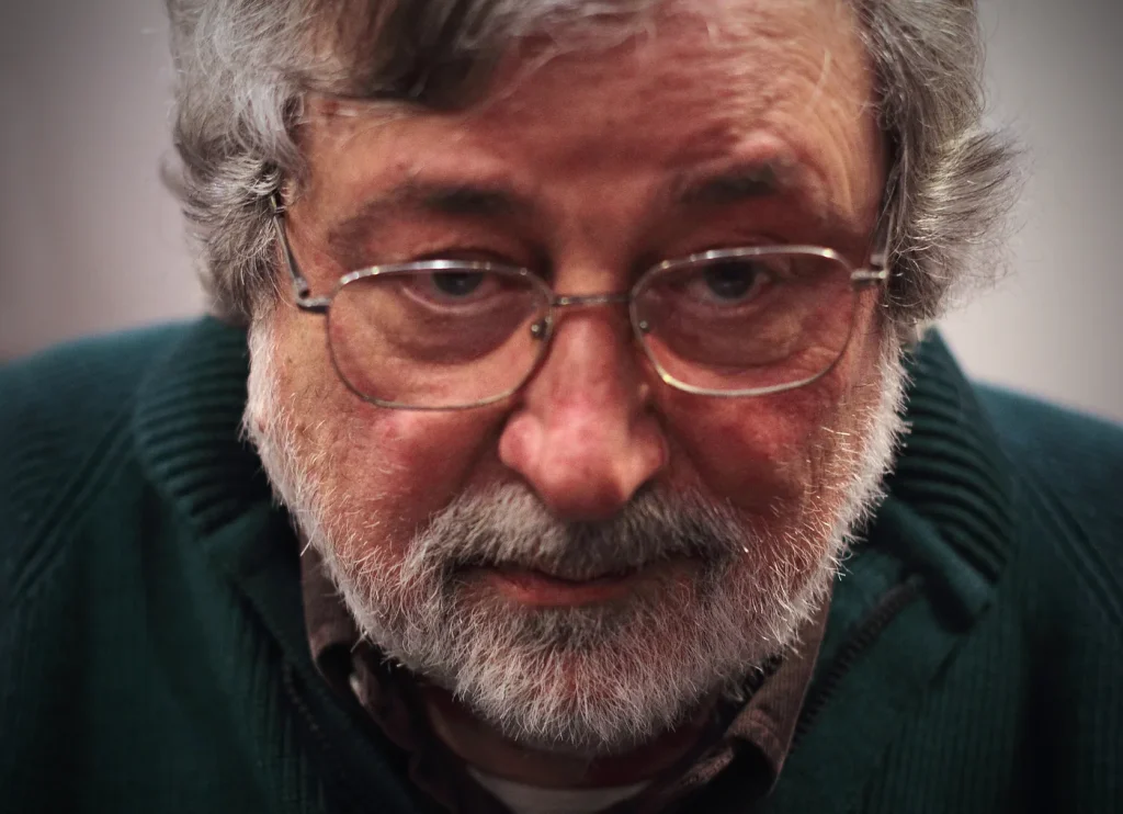 Primo piano di Francesco Guccini durante un incontro pubblico nel 2015
