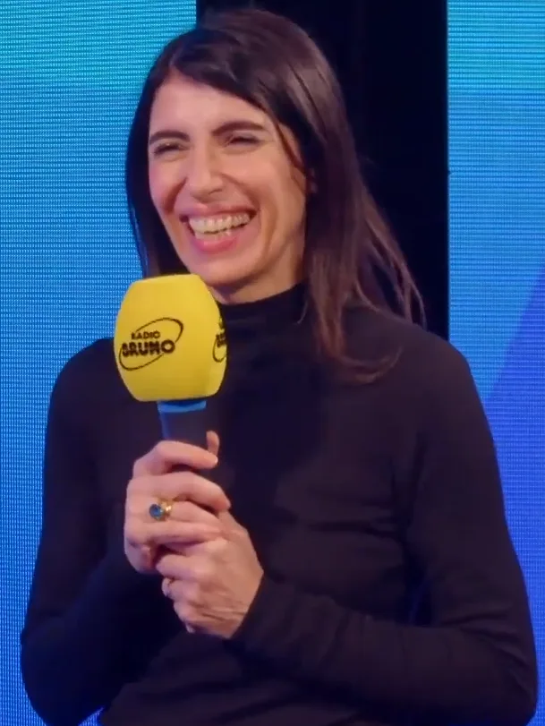 Giorgia sorride durante un intervista radiofonica a Sanremo 2025