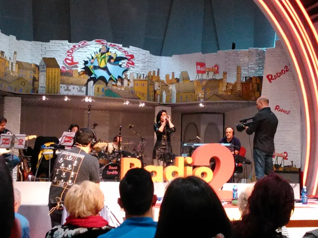 Giusy Ferreri canta negli studi di Radio2