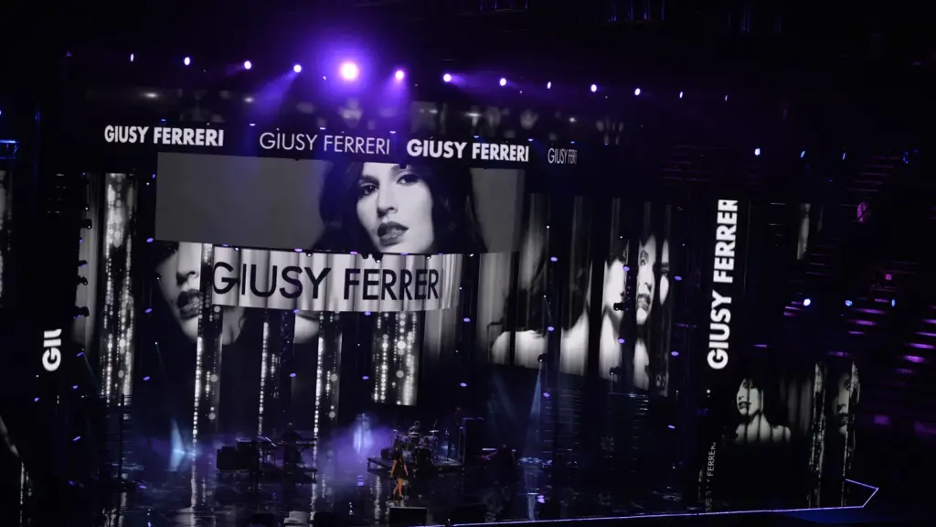 Giusy Ferreri sul palco con visual ai Wind Music Awards 2016