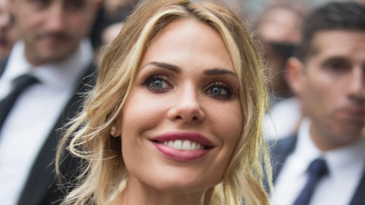 Ilary Blasi sorridente a un evento pubblico a Milano