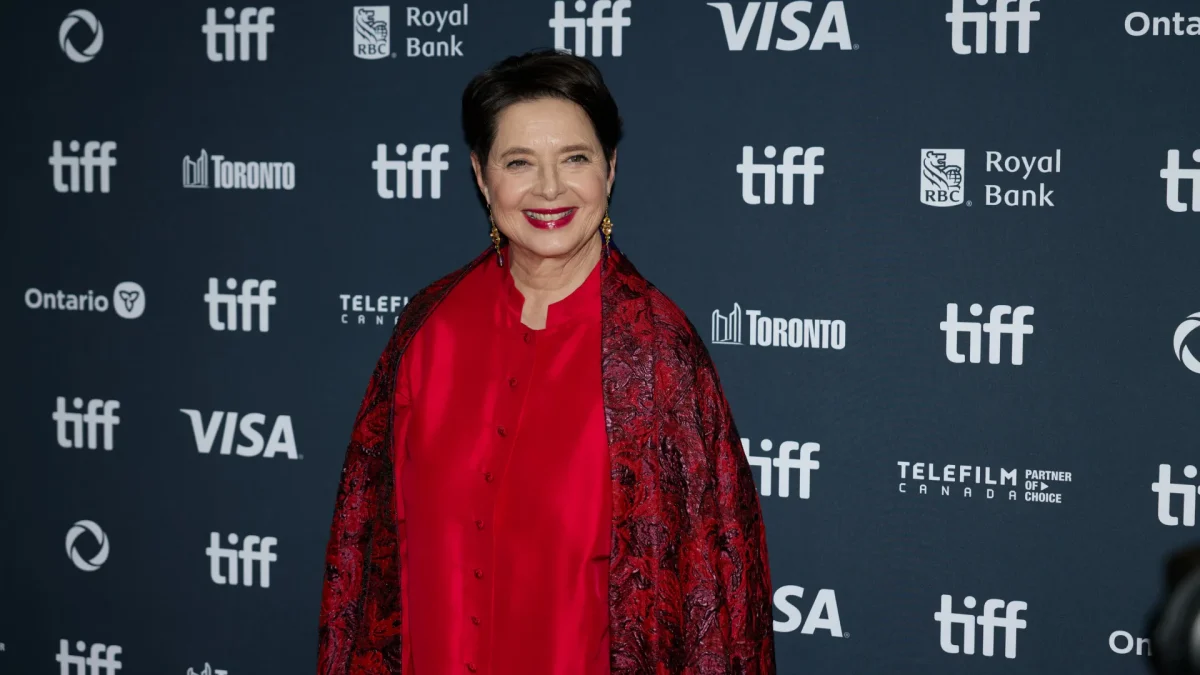 Isabella Rossellini sorridente sul red carpet del Toronto International Film Festival 2024