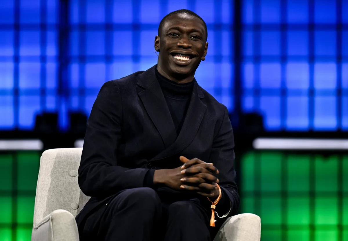 Khaby Lame sorride sul palco del Web Summit