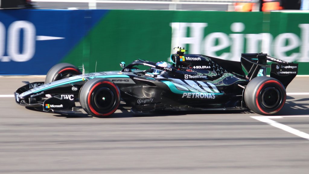 La Mercedes di Kimi Antonelli in pista durante le qualifiche del Gran Premio di Cina 2026