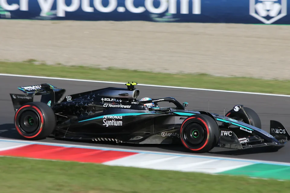 Kimi Antonelli in pista con la Mercedes