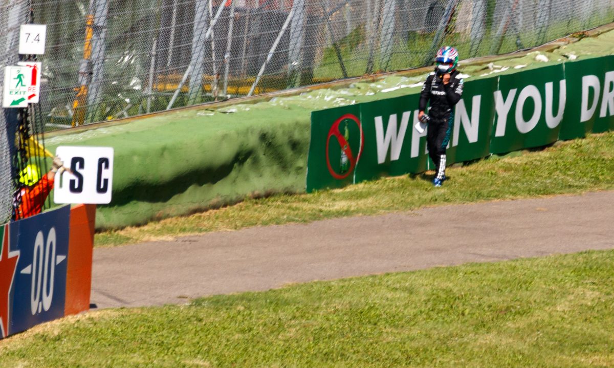 Kimi Antonelli nel box Mercedes al Gran Premio dell'Emilia-Romagna 2025