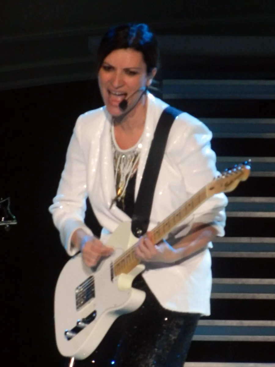 Laura Pausini durante un concerto a Parigi nel 2012