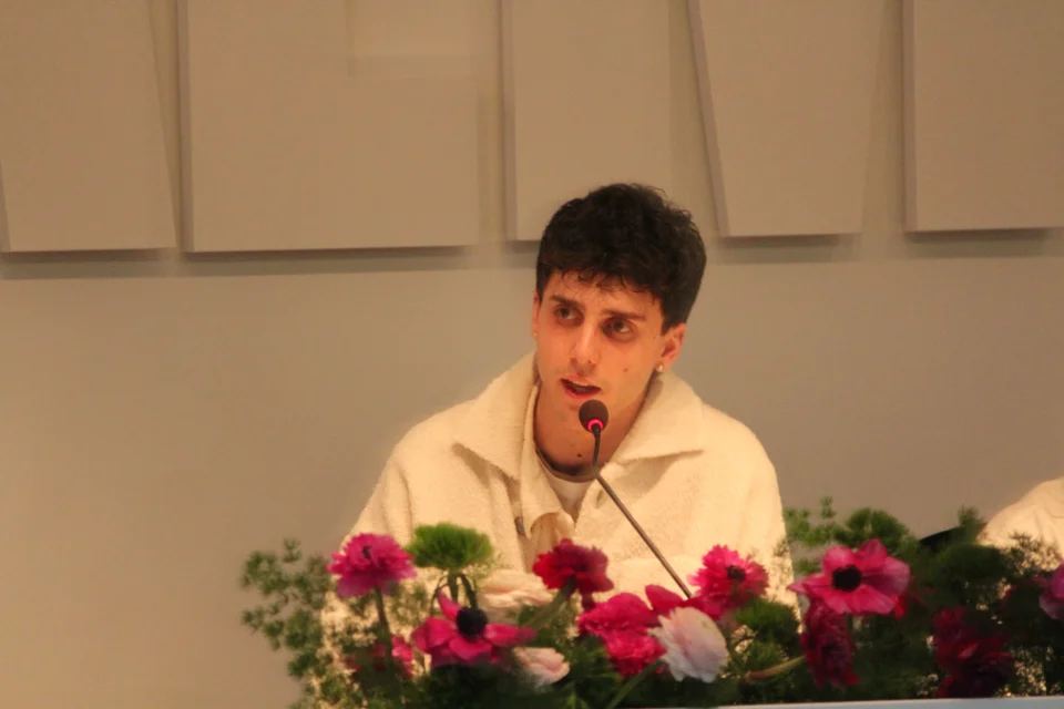 LDA alla conferenza stampa del Festival di Sanremo 2026. Foto: Ferdinando Traversa, Wikimedia Commons, CC BY SA 4.0.