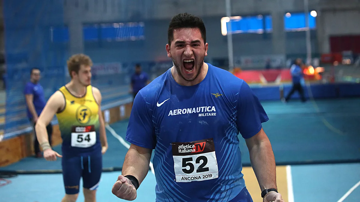 Leonardo Fabbri esulta durante una gara indoor ad Ancona