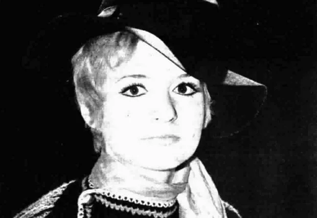 Loretta Goggi in una fotografia del gennaio 1970 pubblicata dal Radiocorriere. Autore non indicato, Wikimedia Commons, pubblico dominio.