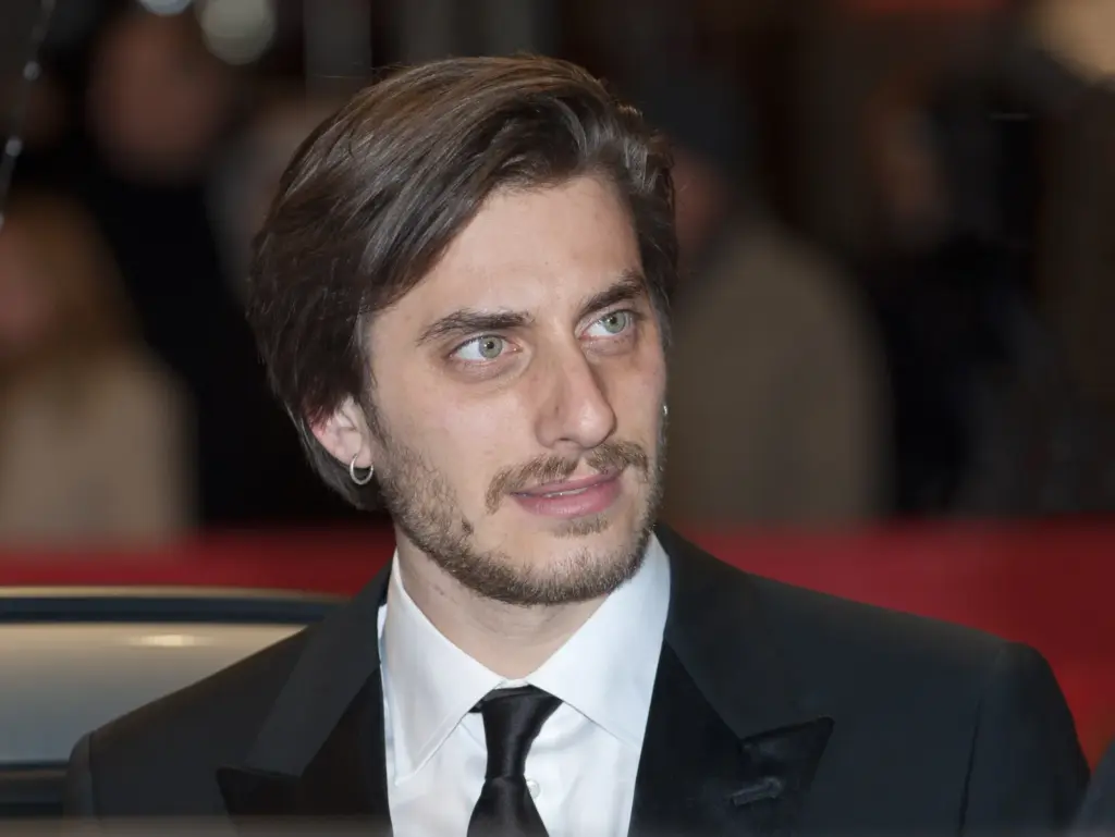 Luca Marinelli sul red carpet, protagonista di The Echo Chamber a Venezia 83
