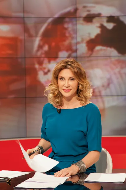 Manuela Moreno nello studio televisivo del Tg2