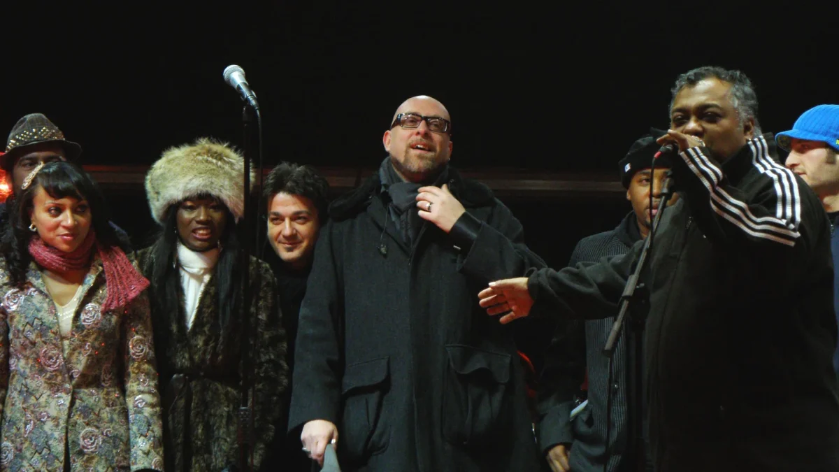 Mario Biondi sul palco con gli Incognito durante un concerto a Milano
