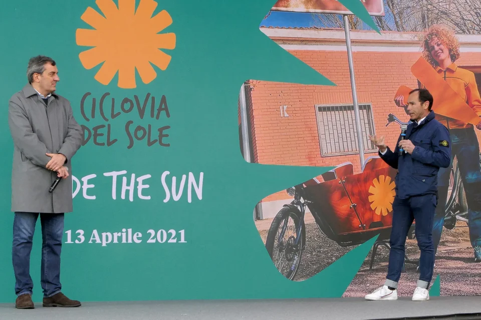Mario Calabresi e Davide Cassani all’inaugurazione della Ciclovia del Sole. Foto: Città metropolitana di Bologna, Wikimedia Commons, CC BY 4.0.