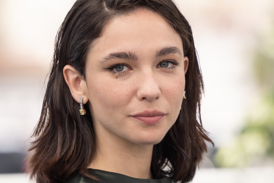 Matilda De Angelis al Festival di Cannes 2025. Foto Harald Krichel, fonte Wikimedia Commons, licenza CC BY SA 4.0. Crop editoriale orizzontale.