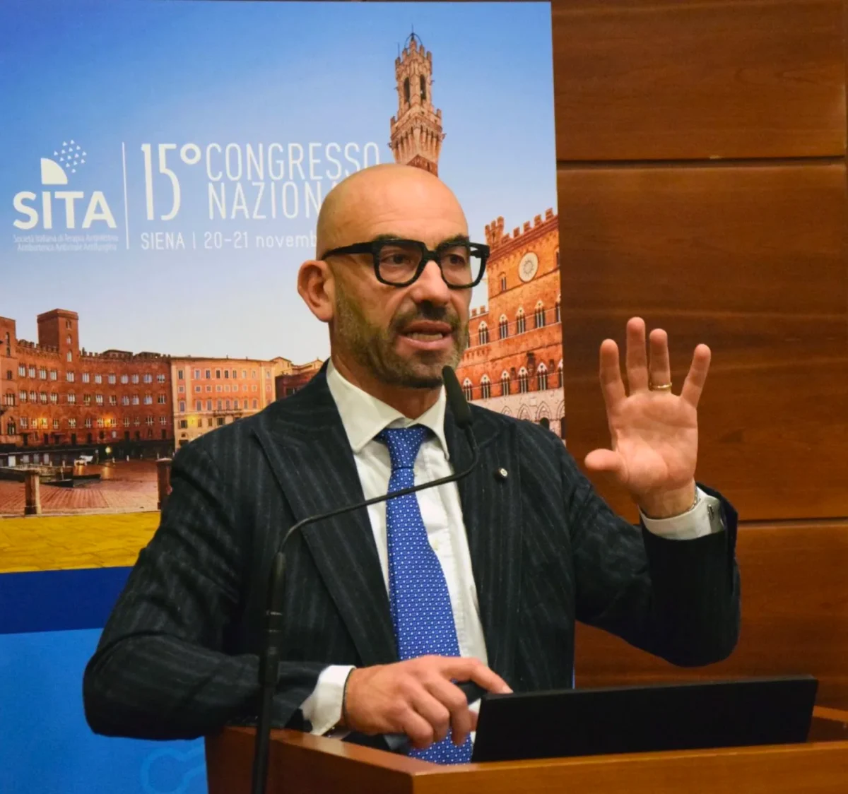 Matteo Bassetti durante un congresso nel 2025