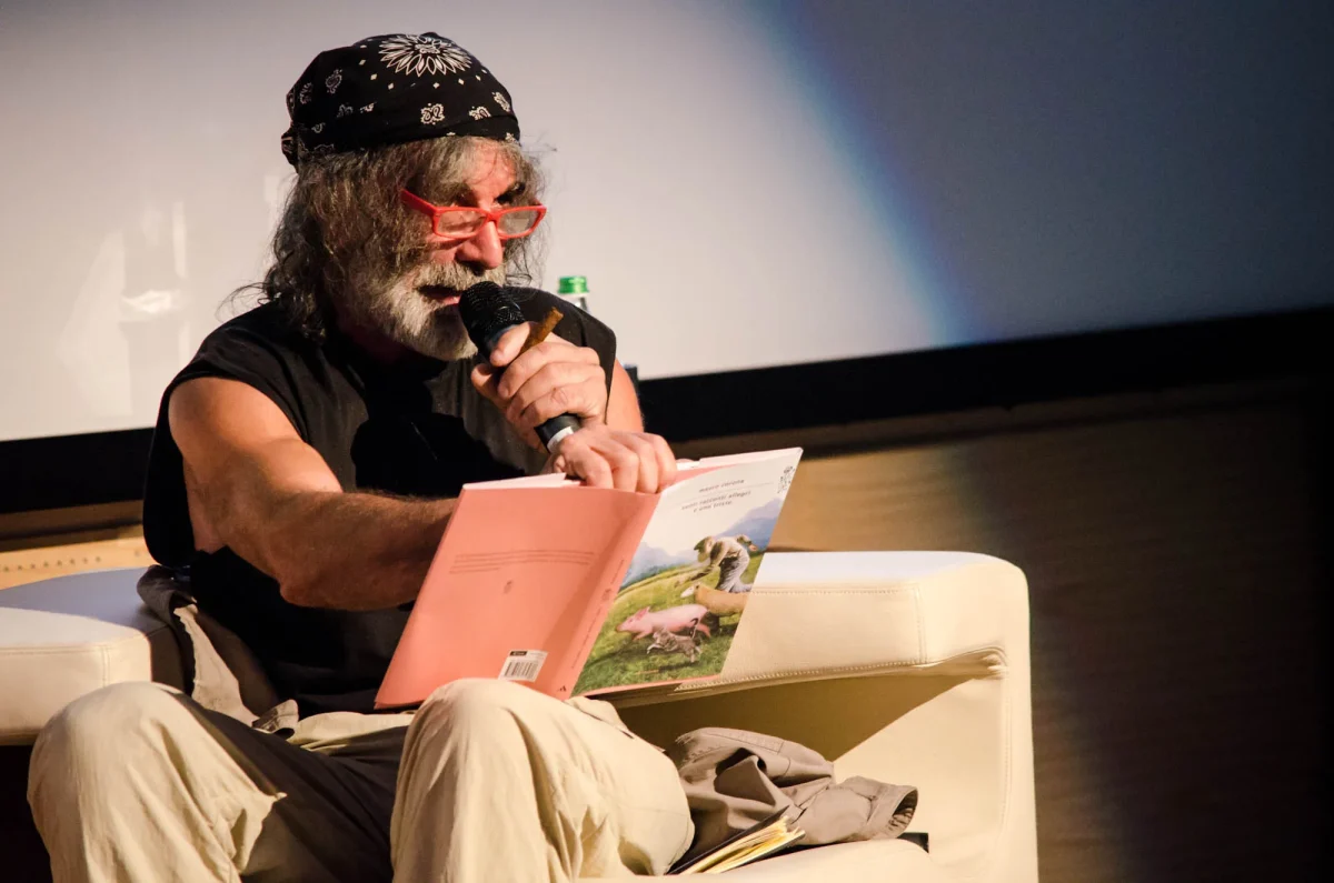 Mauro Corona legge durante il Premio Chiara nel 2013