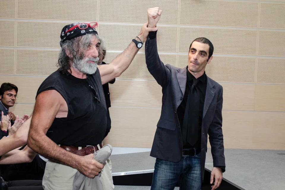 Mauro Corona e Sandro Bonvissuto al Premio Chiara nel 2013. Foto: Associazione Amici di Piero Chiara, Wikimedia Commons, CC BY 2.0.