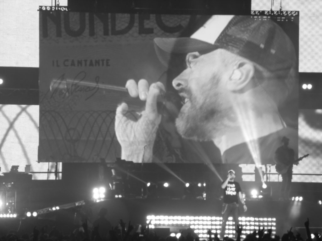Max Pezzali in concerto durante il Max 20 Live Tour