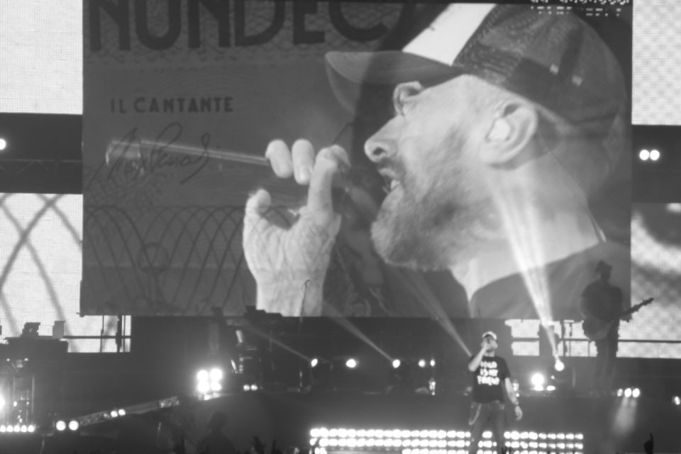 Max Pezzali in concerto durante il Max 20 Live Tour 2013. Foto daviderudy93, fonte Wikimedia Commons/Flickr, licenza CC BY SA 2.0.
