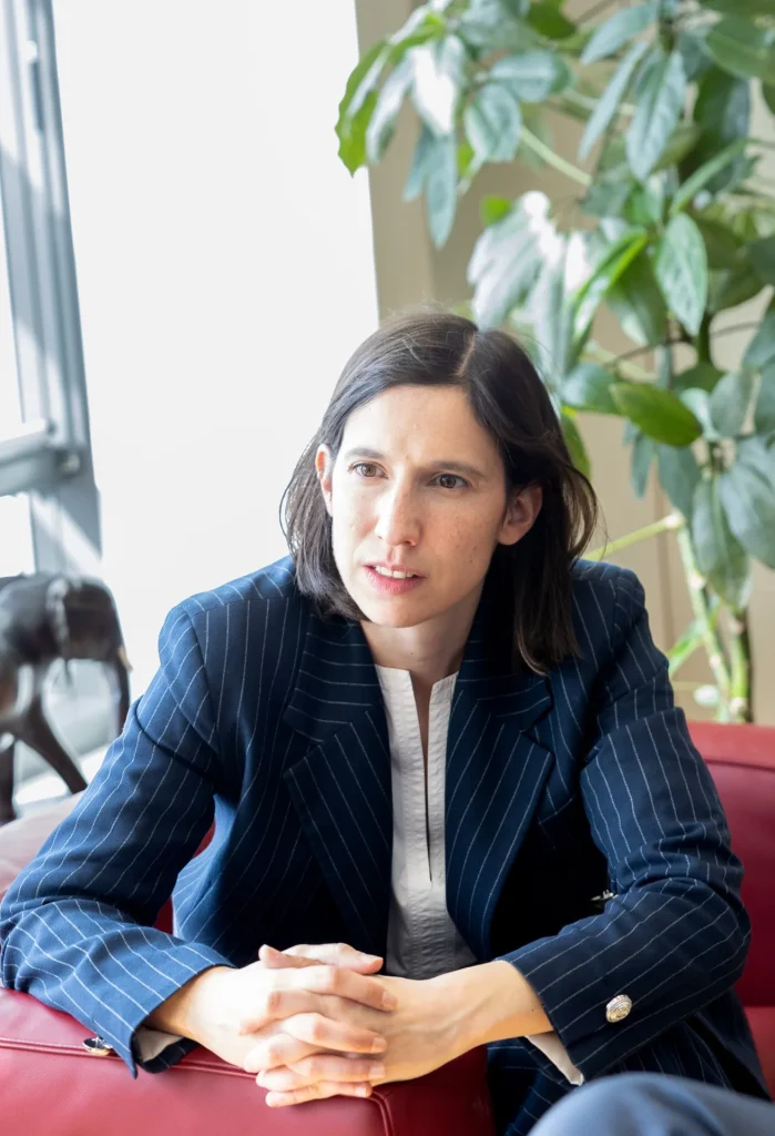 Elly Schlein seduta durante un incontro istituzionale nel 2023