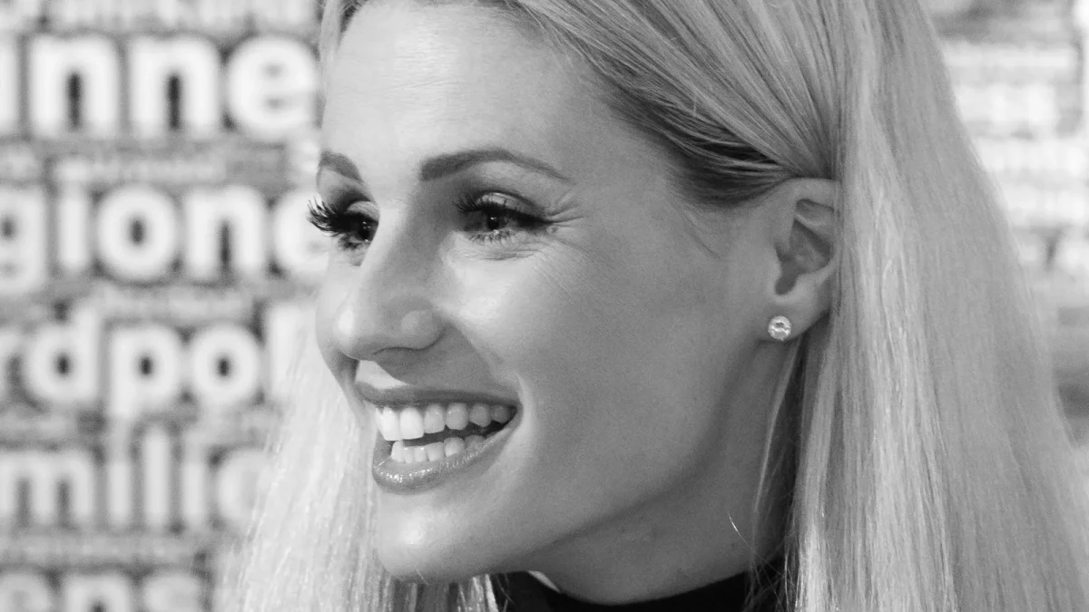 Michelle Hunziker sorridente durante un evento pubblico, protagonista della nuova estate con Giulio Berruti