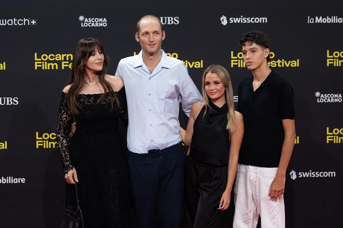 Monica Bellucci con il cast di Ketticè a Locarno 2026