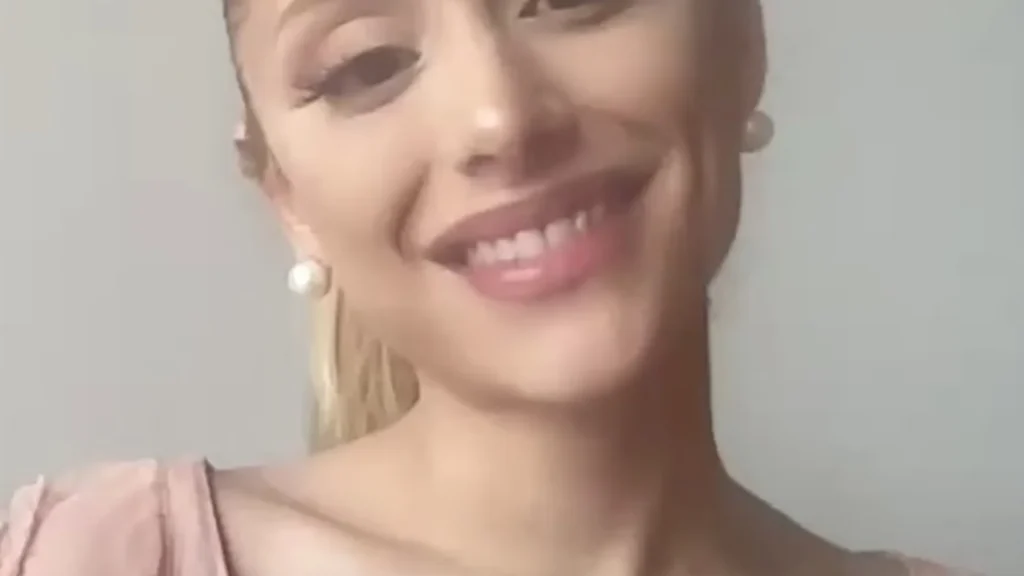 Ariana Grande graffia con Petal: la rabbia diventa pop in una foto d'archivio