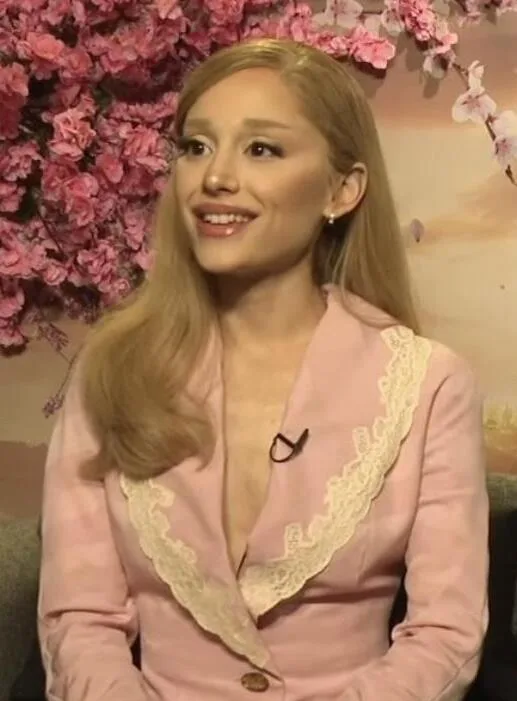 Ariana Grande graffia con Petal: la rabbia diventa pop in una foto d'archivio