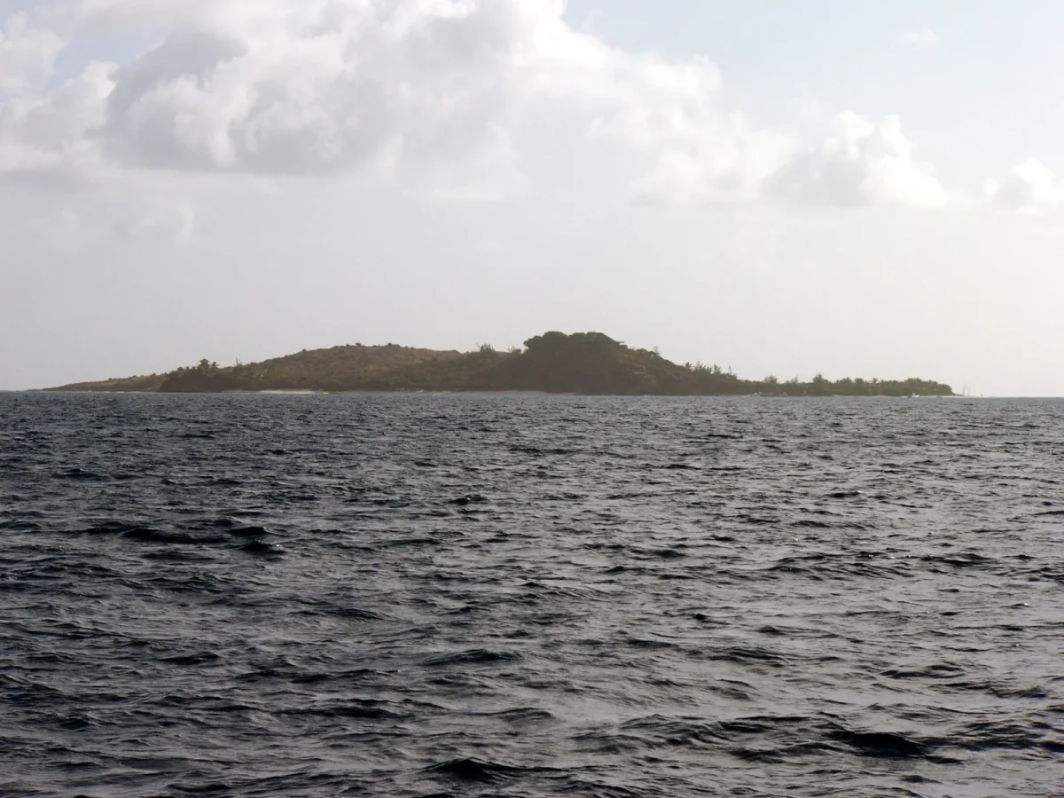 Necker Island nelle Isole Vergini Britanniche vista dal mare