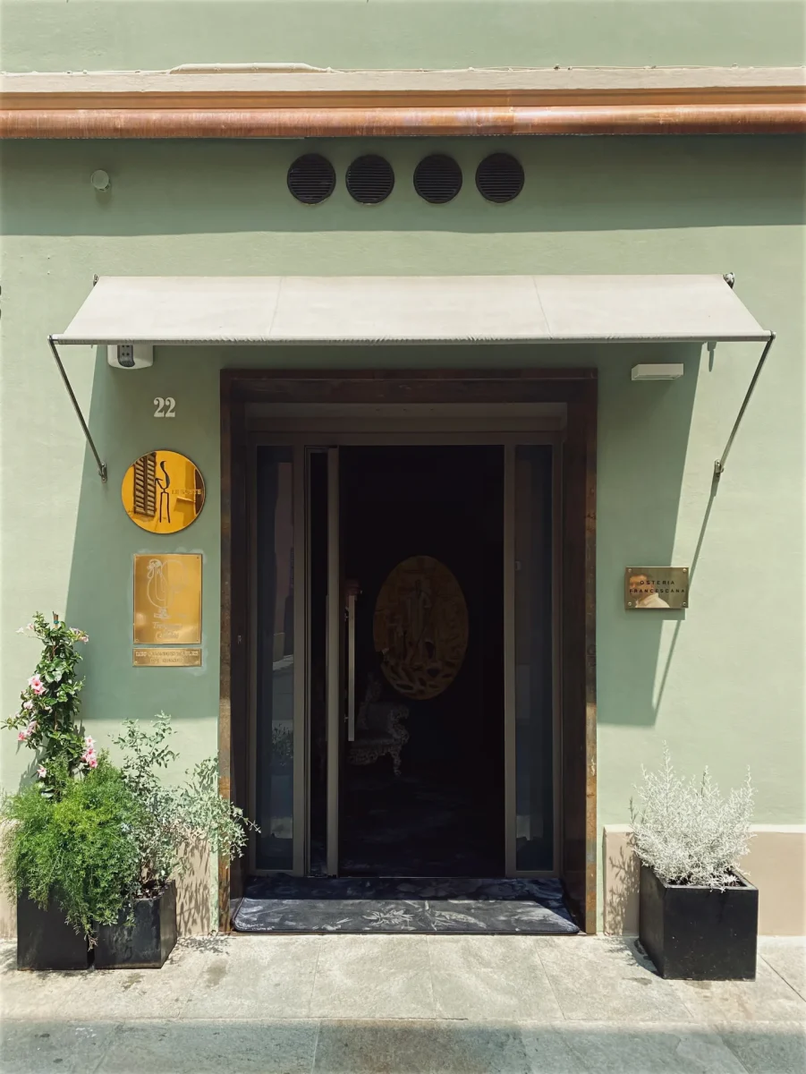 Ingresso dell'Osteria Francescana di Massimo Bottura a Modena