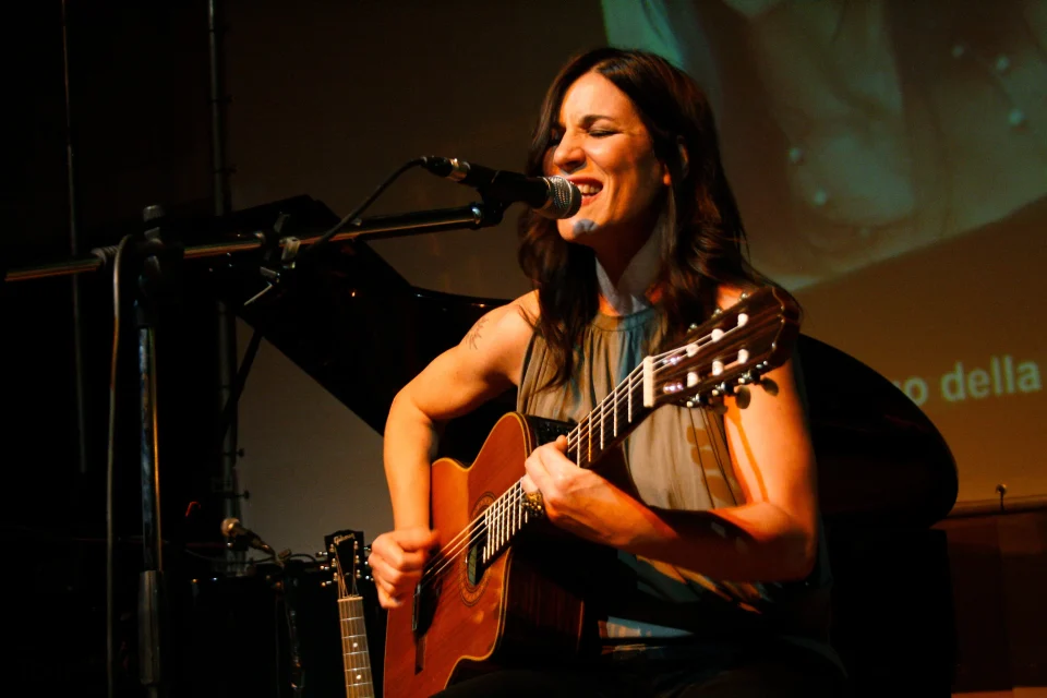 Paola Turci in concerto a Capua nel 2009. Foto: daniela, Wikimedia Commons, CC BY 2.0.