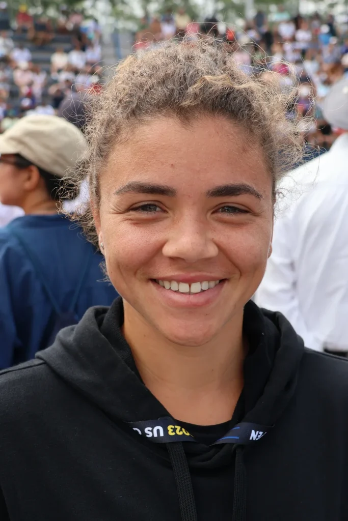 Ritratto sorridente di Jasmine Paolini agli US Open 2023