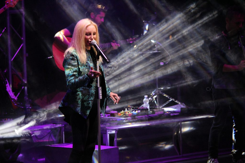 Patty Pravo sul palco durante un concerto