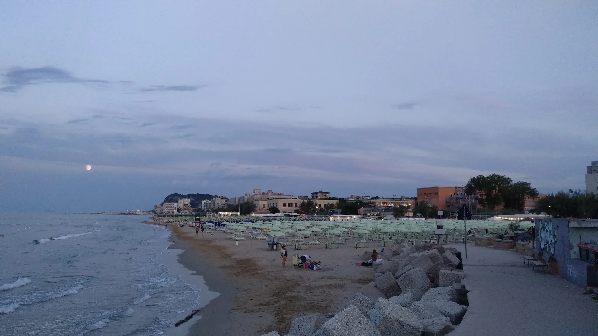 La spiaggia di Pesaro, luogo della giornata al mare raccontata per Federica Pellegrini e la famiglia
