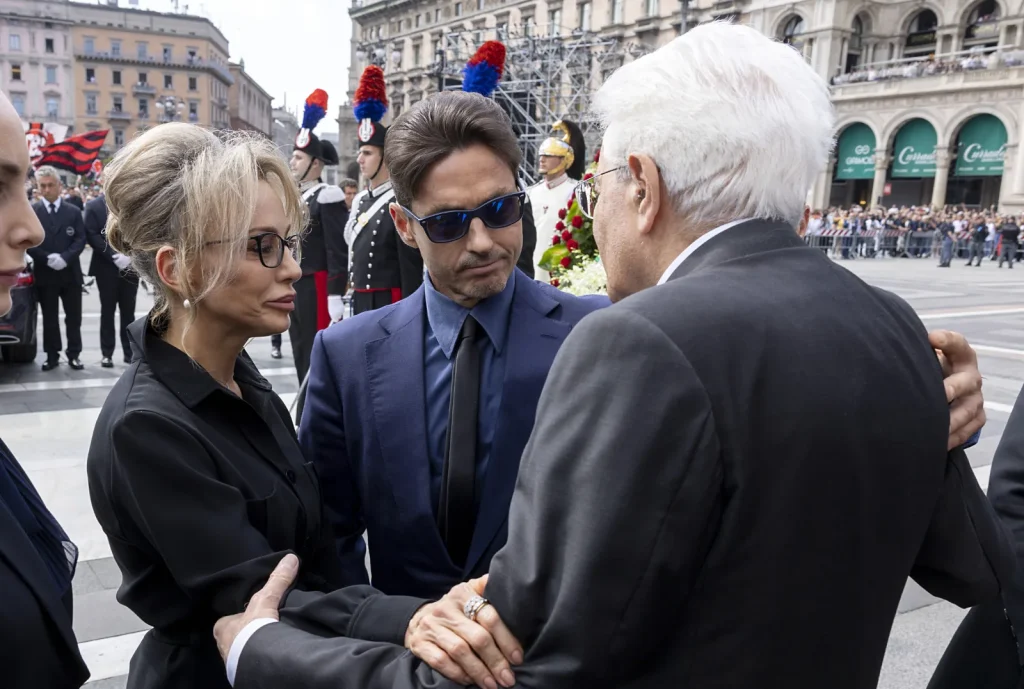 Pier Silvio Berlusconi accanto a Sergio Mattarella e Marina Berlusconi