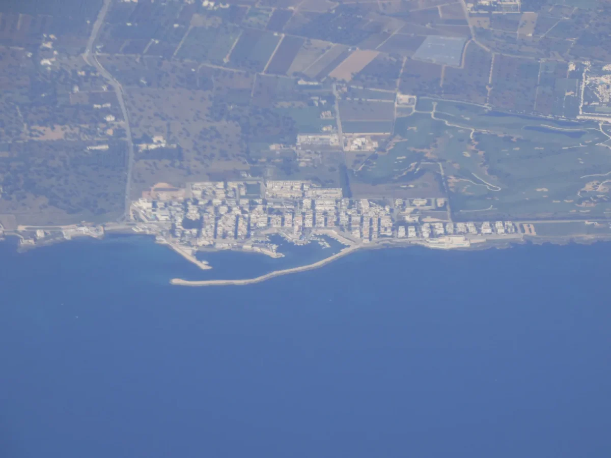 Veduta aerea del porto di Savelletri, contesto del nuovo Crazy Pizza