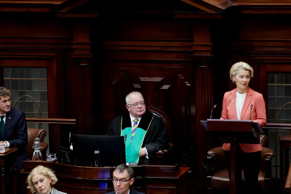 Von der Leyen e i social: la politica parla alle famiglie Ursula von der Leyen durante un intervento pubblico