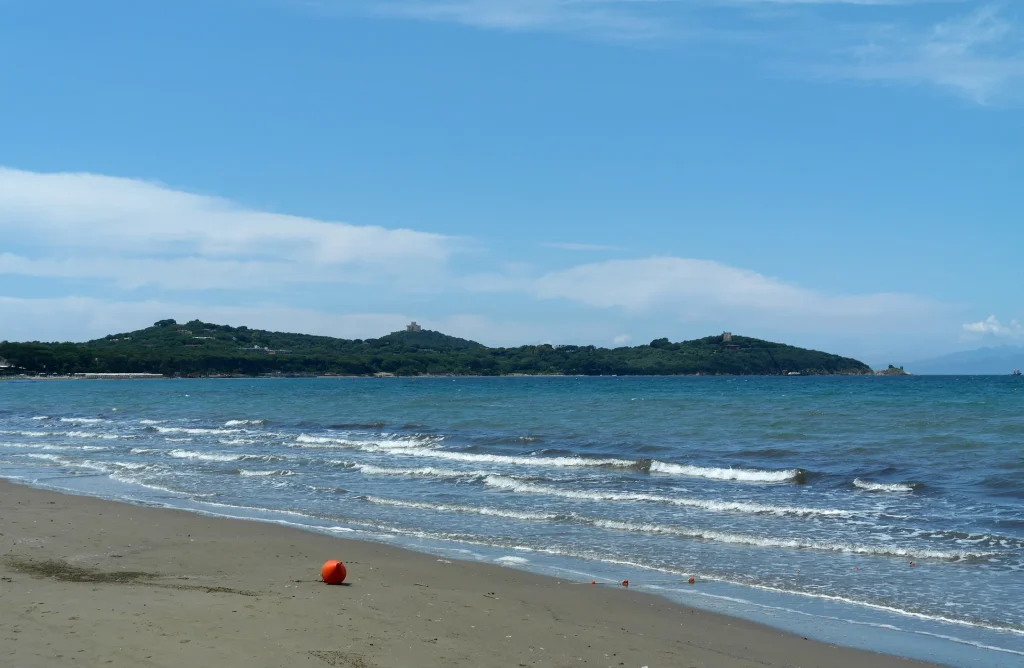 La spiaggia di Punta Ala, localita della vacanza di Cecilia Rodriguez e Ignazio Moser