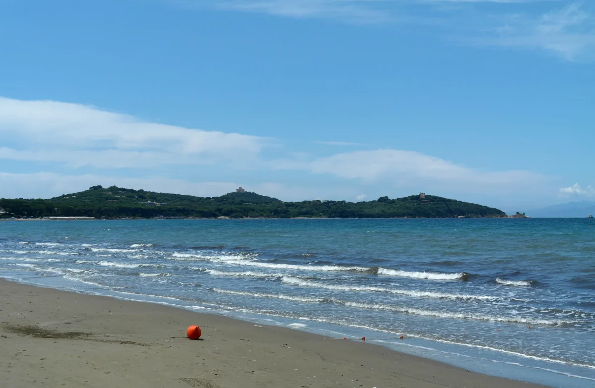 La spiaggia di Punta Ala, localita della vacanza di Cecilia Rodriguez e Ignazio Moser