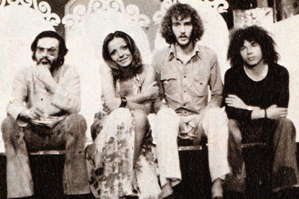 Riccardo Cocciante durante le prove di Racconto nel 1973 con Antonello Venditti, Simona Izzo e Francesco De Gregori. Foto: Wikimedia Commons, pubblico dominio.